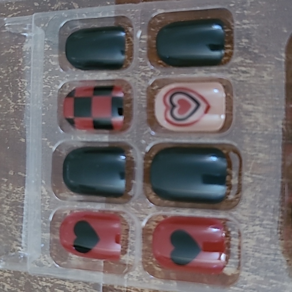 2/$16 Heart Checkerboard Press On Nails - Picture 13 of 13